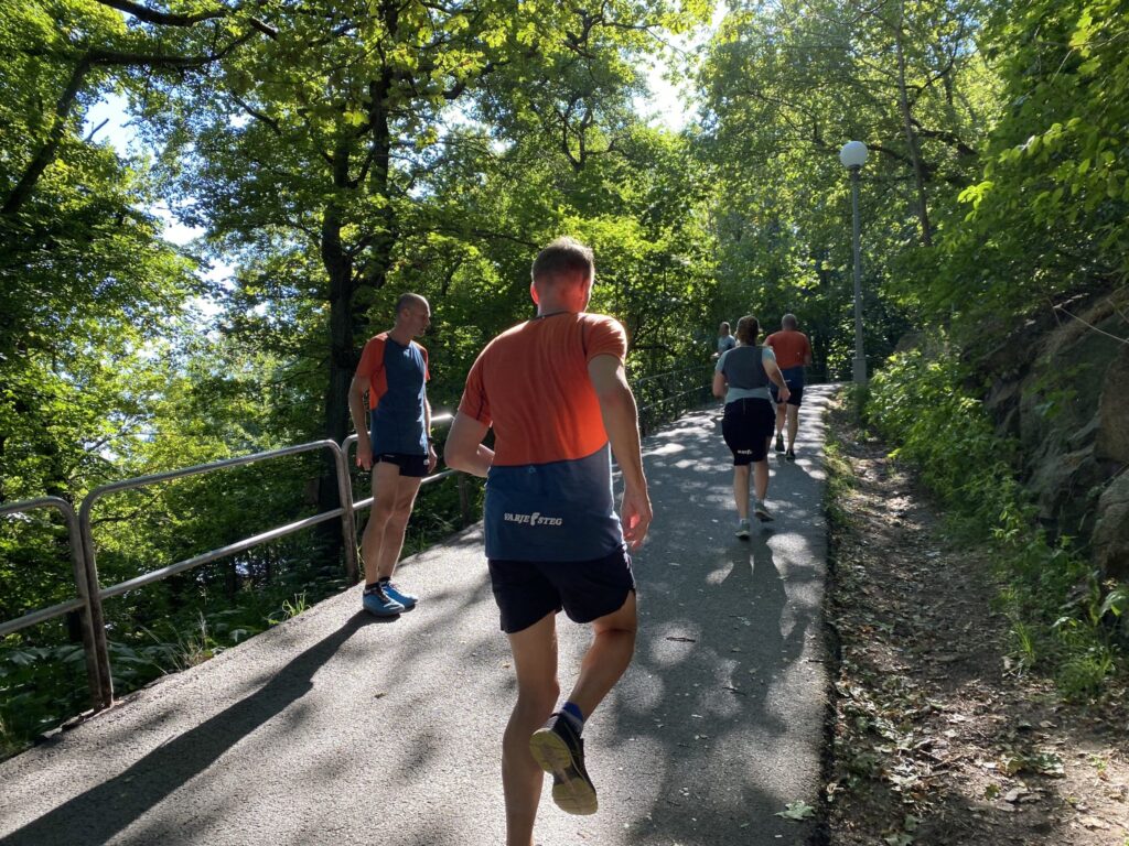 Löpargrupp joggande tillsammans med löpcoach i Lund